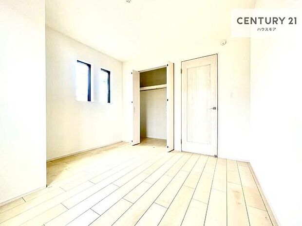 掃き出し窓がないお部屋は、お子様のお部屋としても安心です！収納スペースも充実しているので散らかったお部屋をサッと片付けられます！