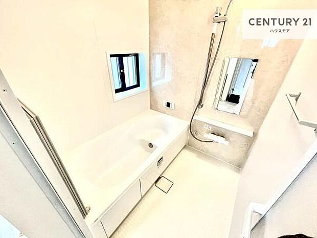 白を基調とした清潔感のあるバスルーム!快適なバスタイムが送れます!1日の疲れをしっかりと癒してくれる素敵なリラクゼーション空間になりそうですね。