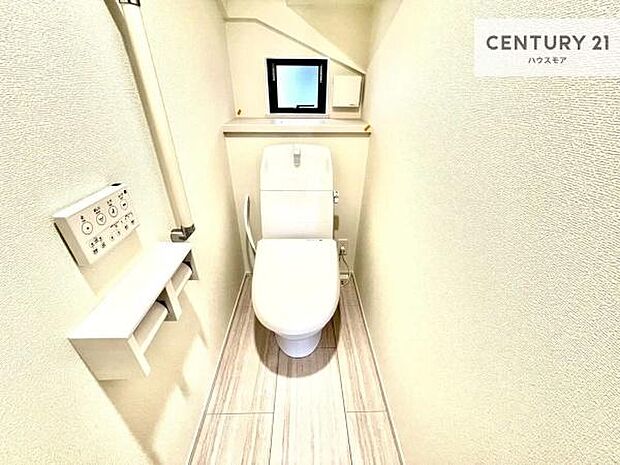 1・2階にトイレがございます！朝の忙しい時間帯も待たずにすみそうですね。白を基調とした清潔感のあるトイレでお手入れがしやすいです！