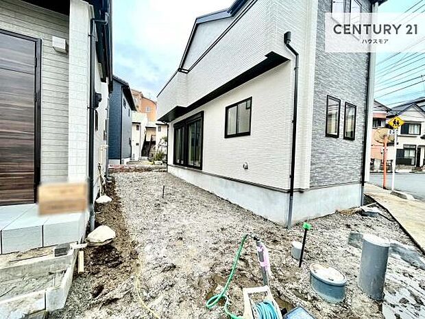 駐車スペースは2台分あります!セカンドカーはもちろん、バイクや自転車なども置き場所に困りません。