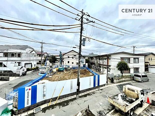 落ち着きある住宅街です！周囲には高い建物がなく、空が広く開放感があり、陽当たりを大きく遮られることもありません！気持ちの良い風が通り抜ける街並みです！