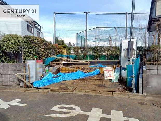 駐車スペースは2台分あります！セカンドカーはもちろん、バイクや自転車なども置き場所に困りません。