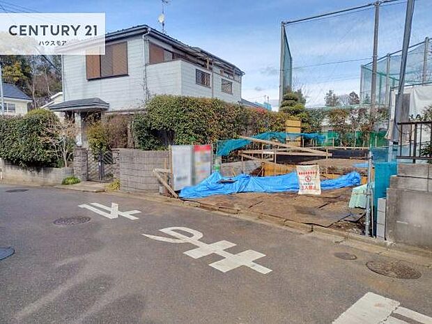 前面道路6ｍ！陽当り良好な立地です。車庫入れが苦手な方も安心ですね。