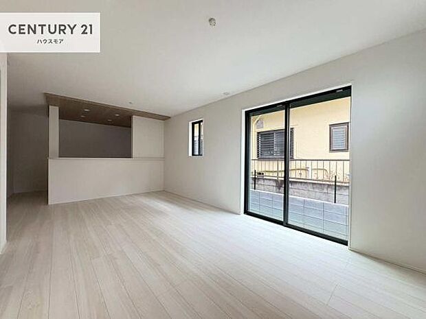 優しい陽だまりがリビングを包んでくれて居心地の良い空間を演出してくれます！くつろぎの時間を過ごせます！