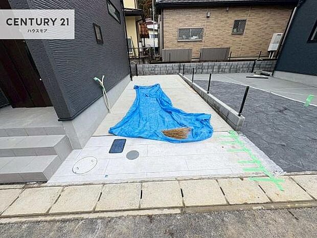 駐車スペースは2台分あります！セカンドカーはもちろん、バイクや自転車なども置き場所に困りません。