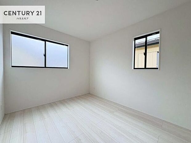 2面採光を確保した明るい室内は、風通しも良く、明るく大変居心地の良い空間となっております。リラックスして過ごせる心地の良いお部屋です！