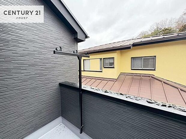 晴れた日には青い空を見渡せる開放的な時間を楽しめます。気持ちの良い風が通り抜ける街並みです！