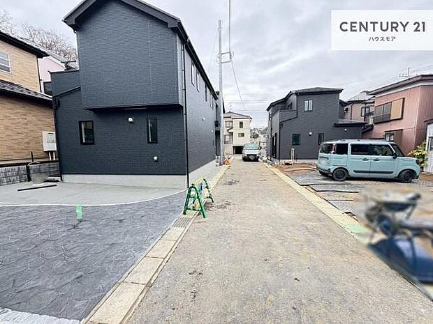 前面道路は6.55ｍ！陽当り良好な立地です。車庫入れが苦手な方も安心ですね。