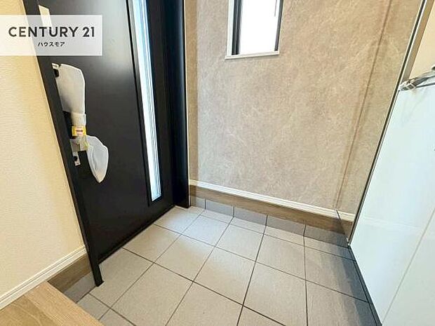 ミラー付きシューズボックス付きなので、玄関が片付きお掃除がしやすいです!スッキリした玄関で戸を開けた瞬間、清潔感のある心地いい空間が出迎えてくれます。