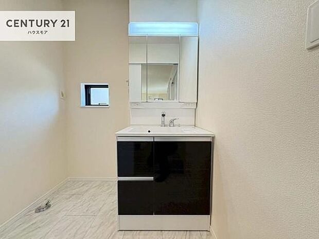 小窓付きの明るい洗面室です!湿気もすぐに入れ替えができて清潔に保つことができます!自然光が差し込むのでお化粧の仕上がりも良くなりますね!