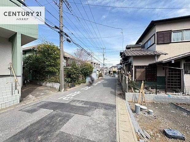 前面道路は6m!陽当り良好な立地です。車庫入れが苦手な方も安心ですね。