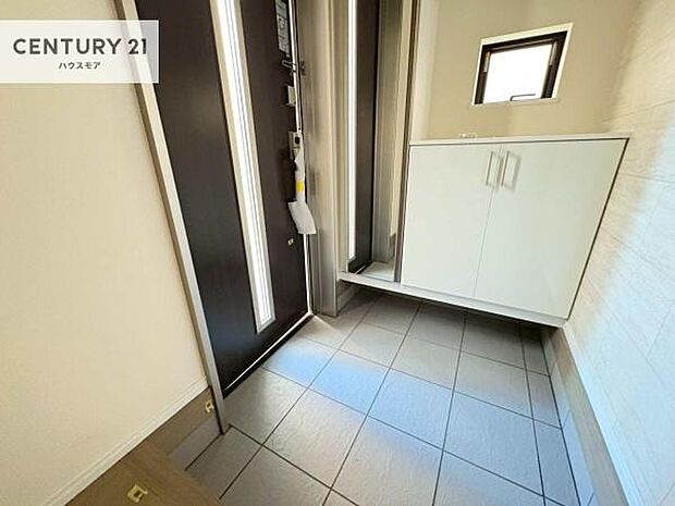 ミラー付きシューズボックス付きなので、玄関が片付きお掃除がしやすいです！スッキリした玄関で戸を開けた瞬間、清潔感のある心地いい空間が出迎えてくれます。