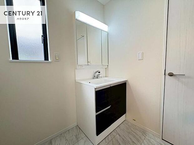 小窓付きの明るい洗面室です！湿気もすぐに入れ替えができて清潔に保つことができます！自然光が差し込むのでお化粧の仕上がりも良くなりますね！