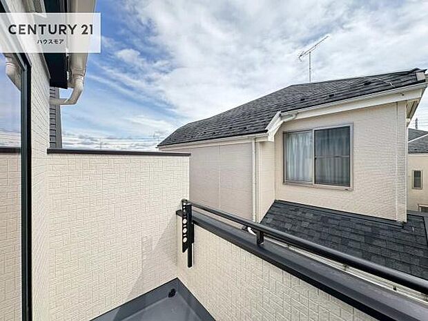 陽当たりの良いバルコニーで、お洗濯物もよく乾きそうですね！お天気の良い日にはバルコニーへ出てリフレッシュするのも気持ちよさそうです。