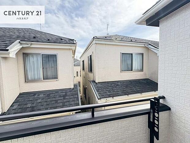 晴れた日には青い空を見渡せる開放的な時間を楽しめます。気持ちの良い風が通り抜ける街並みです！