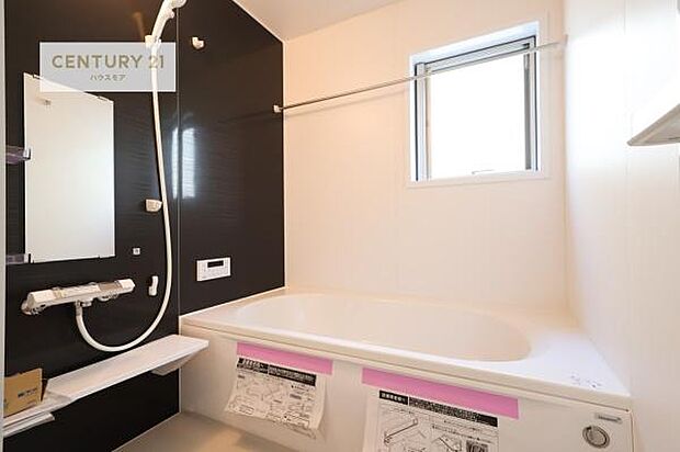 広々バスで一日の疲れをリフレッシュ。足が伸ばせるので、浴槽にもゆったりと浸かれますね！毎日のバスタイムが楽しみになります。（同仕様）