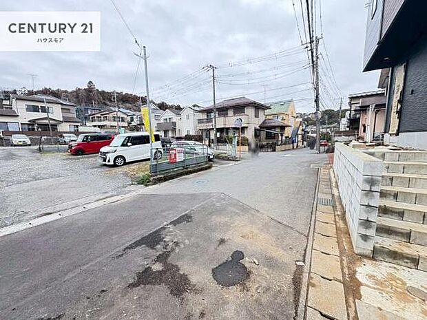 前面道路は4ｍ×4ｍ！陽当り良好な立地です。車庫入れが苦手な方も安心ですね。