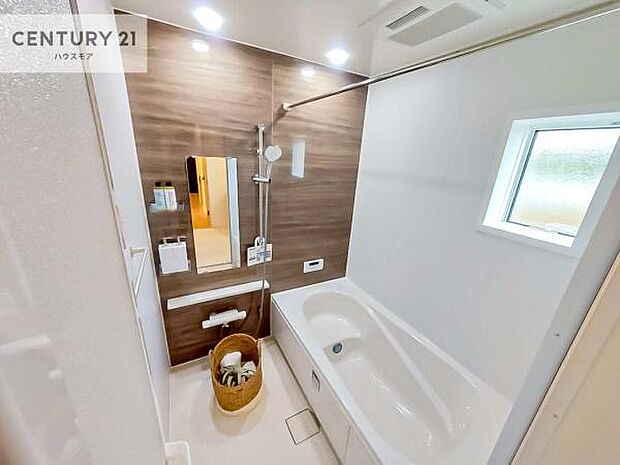 落ち着きある大人の雰囲気のバスルームは、味が出ていてバスタイムが充実!お仕事頑張っているご褒美にお好みの匂いの入浴剤を入れて、楽しんでみてはいかがでしょうか?