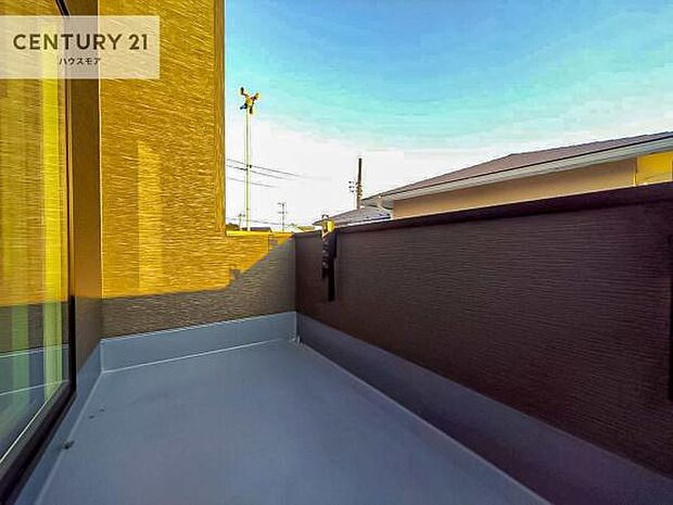 広々としているバルコニーです!お洗濯物を干すのはもちろん風に当たりながらくつろぎタイムが送れます!