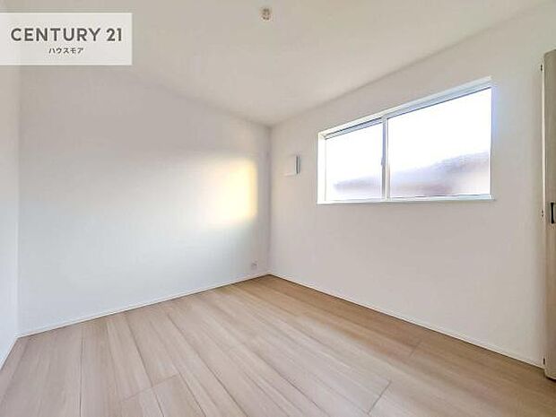 優しい光が差し込む洋室は、朝の目覚めも気持ちが良さそうですね。おうち時間もゆったりと過ごすことができます。