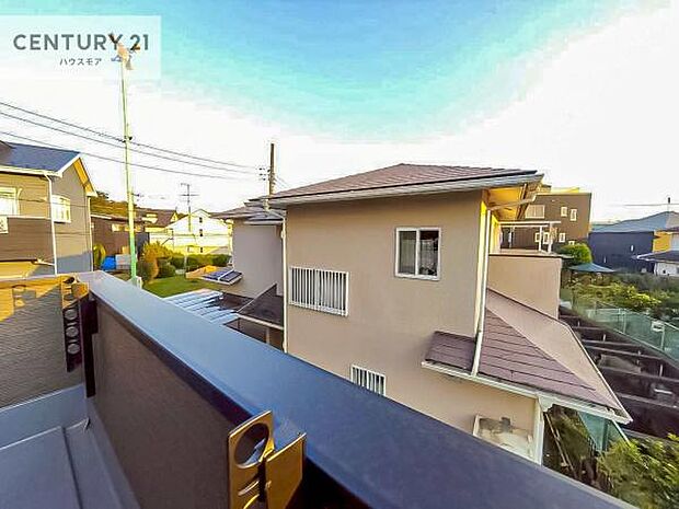 晴れた日には青い空を見渡せる開放的な時間を楽しめます。気持ちの良い風が通り抜ける街並みです!