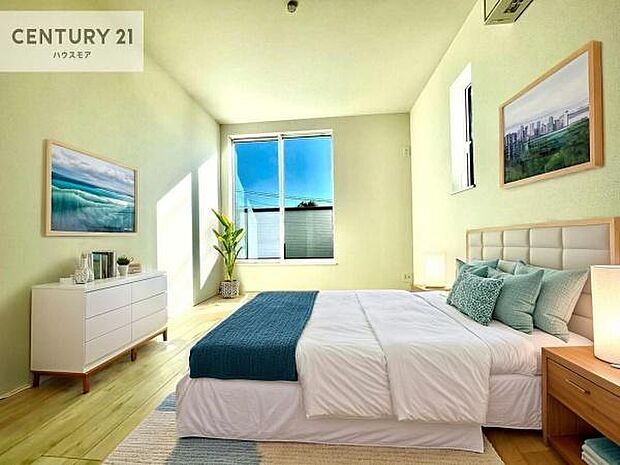 家具はCGパースです。バルコニーに面している洋室です。明るく温もりがあり、換気もしっかりできます!朝起きて、外に出て背伸びをしつつ深呼吸をし良い朝を迎え入れることができます。