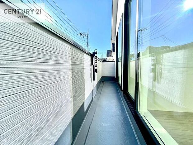 広々としているバルコニーです!お洗濯物を干すのはもちろん風に当たりながらくつろぎタイムが送れます!