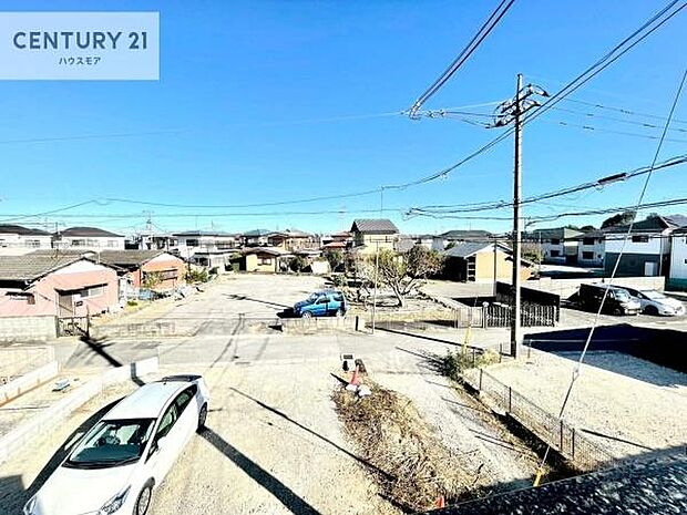 落ち着きある住宅街です!周囲には高い建物がなく、空が広く開放感があり、陽当たりを大きく遮られることもありません!気持ちの良い風が通り抜ける街並みです!