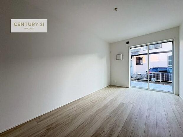 優しい光が差し込む洋室は、朝の目覚めも気持ちが良さそうですね。おうち時間もゆったりと過ごすことができます。優しい色合いのフローリングがどんな家具にもマッチします!