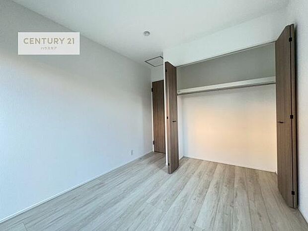 収納スペースを完備しており、衣類やおもちゃ、学用品などをすっきり整理できます。お部屋を広く使えるため、快適で整った住空間を実現します。