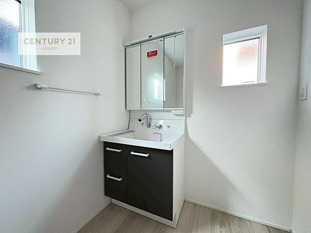 小窓付きの明るい洗面室です!湿気もすぐに入れ替えができて清潔に保つことができます!自然光が差し込むのでお化粧の仕上がりも良くなりますね!