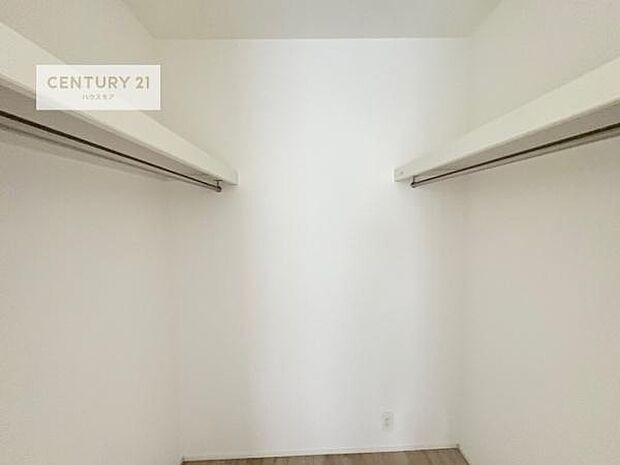 ウォークインクローゼット付きです。たくさんのお洋服などを収納しておけそうですね!他にも扇風機や加湿器など季節物の大きな家電も収納できます。