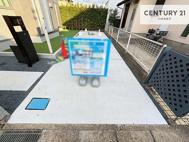 駐車スペースは2台分あります!セカンドカーはもちろん、バイクや自転車なども置き場所に困りません。