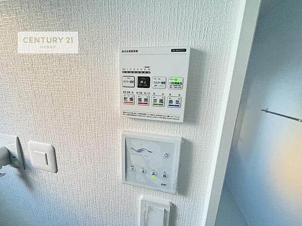 浴室乾燥や暖房が付いている魅力的な仕様です!冬場はヒートショックの予防にも使えます。雨の日でもお洗濯物が乾かせるので、洗濯物をため込みにくい!