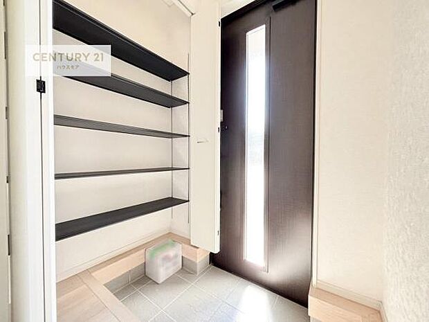 シューズボックス付きなので、玄関が片付きお掃除がしやすいです!スッキリした玄関で戸を開けた瞬間、清潔感のある心地いい空間が出迎えてくれます。(同仕様写真)