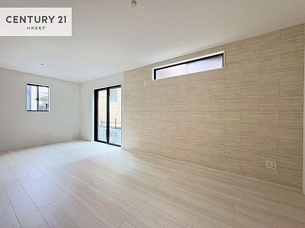 大きな窓からたっぷりの陽ざしが入る明るいリビング。開放感のあるリビングで家族団らんのくつろぎの時間を過ごせます！当日のご見学可能です！是非現地で陽当たりなどご体感くださいませ！