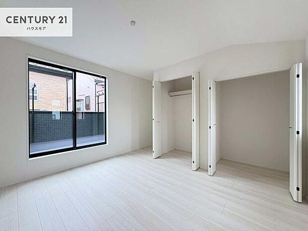 バルコニーに面している洋室です。明るく温もりがあり、換気もしっかりできます！朝起きて、外に出て背伸びをしつつ深呼吸をし良い朝を迎え入れることができます。