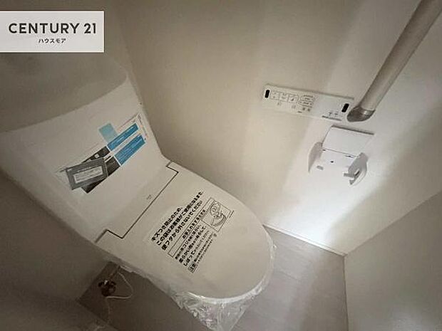 1・2階にトイレがございます！朝の忙しい時間帯も待たずにすみそうですね。白を基調とした清潔感のあるトイレでお手入れがしやすいです！