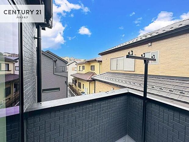 晴れた日には青い空を見渡せる開放的な時間を楽しめます。気持ちの良い風が通り抜ける街並みです！