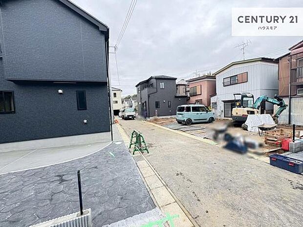 前面道路は6.55ｍ！陽当り良好な立地です。車庫入れが苦手な方も安心ですね。