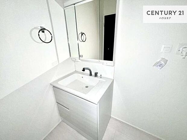 三面鏡仕様の洗面所は、身だしなみがしやすい造り!裏は収納になっています。ドライヤーやお化粧道具を片付けられるので洗面台周りをスッキリと見せることが出来ます!