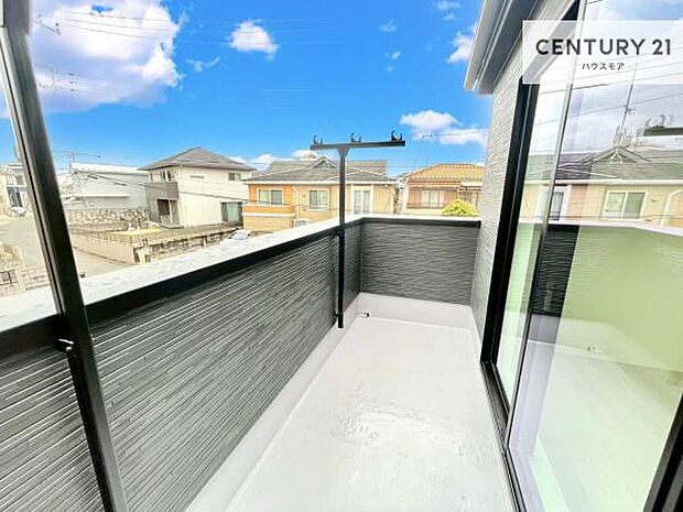 陽当たりの良いバルコニーで、お洗濯物もよく乾きそうですね!お天気の良い日にはバルコニーへ出てリフレッシュするのも気持ちよさそうです。