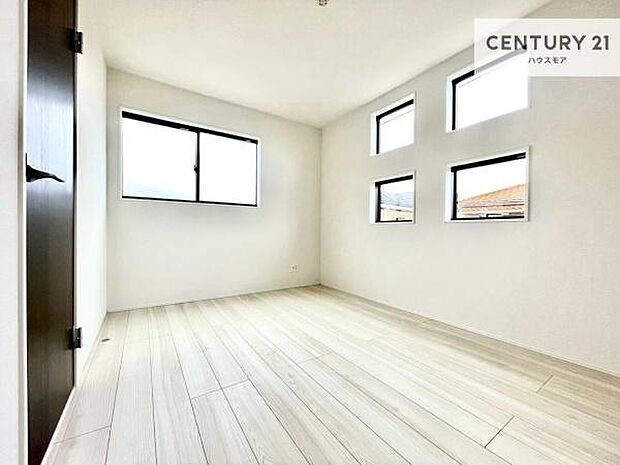 2面採光を確保した明るい室内は、風通しも良く、明るく大変居心地の良い空間となっております。リラックスして過ごせる心地の良いお部屋です!