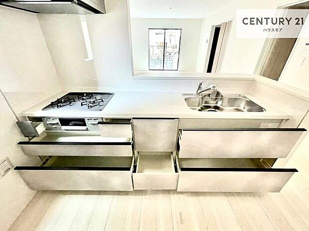 収納スペースが豊富で、調理スペースがスッキリと片付きひろ〜く活用できます！快適に作業ができます！毎日の料理が捗ります！