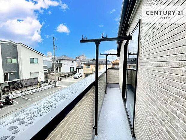 広々としたバルコニーで一日の始まりをスタート！お洗濯ものをたっぷり気持ちよく干せます！