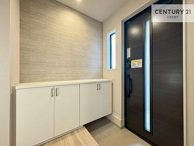 シューズボックス付きなので、玄関が片付きお掃除がしやすいです！スッキリした玄関で戸を開けた瞬間、清潔感のある心地いい空間が出迎えてくれます。