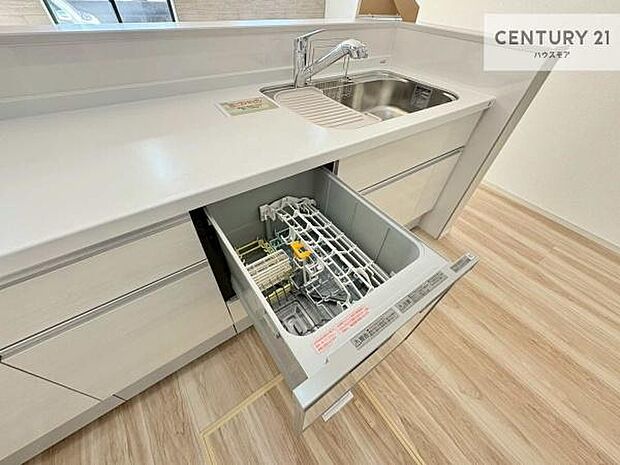 食洗機付きのキッチンです！忙しい時や手荒れ防止として大変活躍する便利な仕様です！ビルトインなのでキッチンの場所を取らず調理スペースを広く使うことが出来ます！