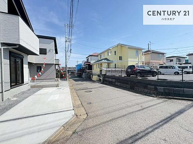 前面道路5.9ｍ×5ｍ！陽当り良好な立地です。車庫入れが苦手な方も安心ですね。