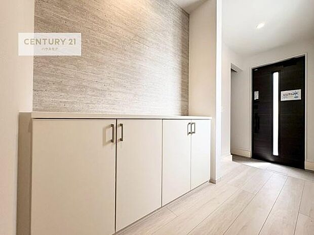 玄関収納が充実しているので、玄関周りがスッキリ片付き来客時に靴の置き場に困りません！