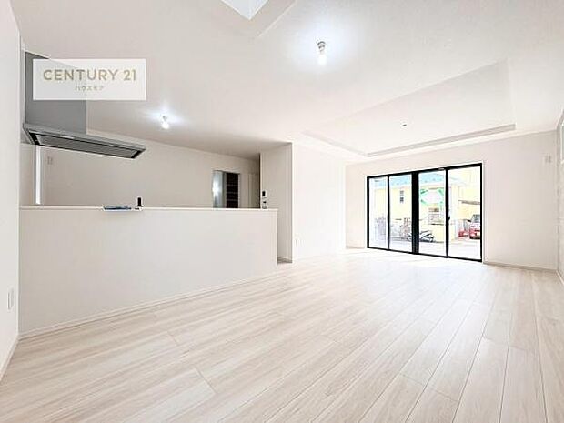 大きな窓からたっぷりの陽ざしが入る明るいリビング。開放感のあるリビングで家族団らんのくつろぎの時間を過ごせます！当日のご見学可能です！是非現地で陽当たりなどご体感くださいませ！